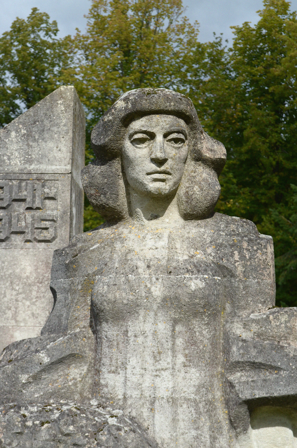 Aate-Heli Õuna monument II maailmasõjas hukkunutele, Leinav Ema Väätsal, Järvamaal.