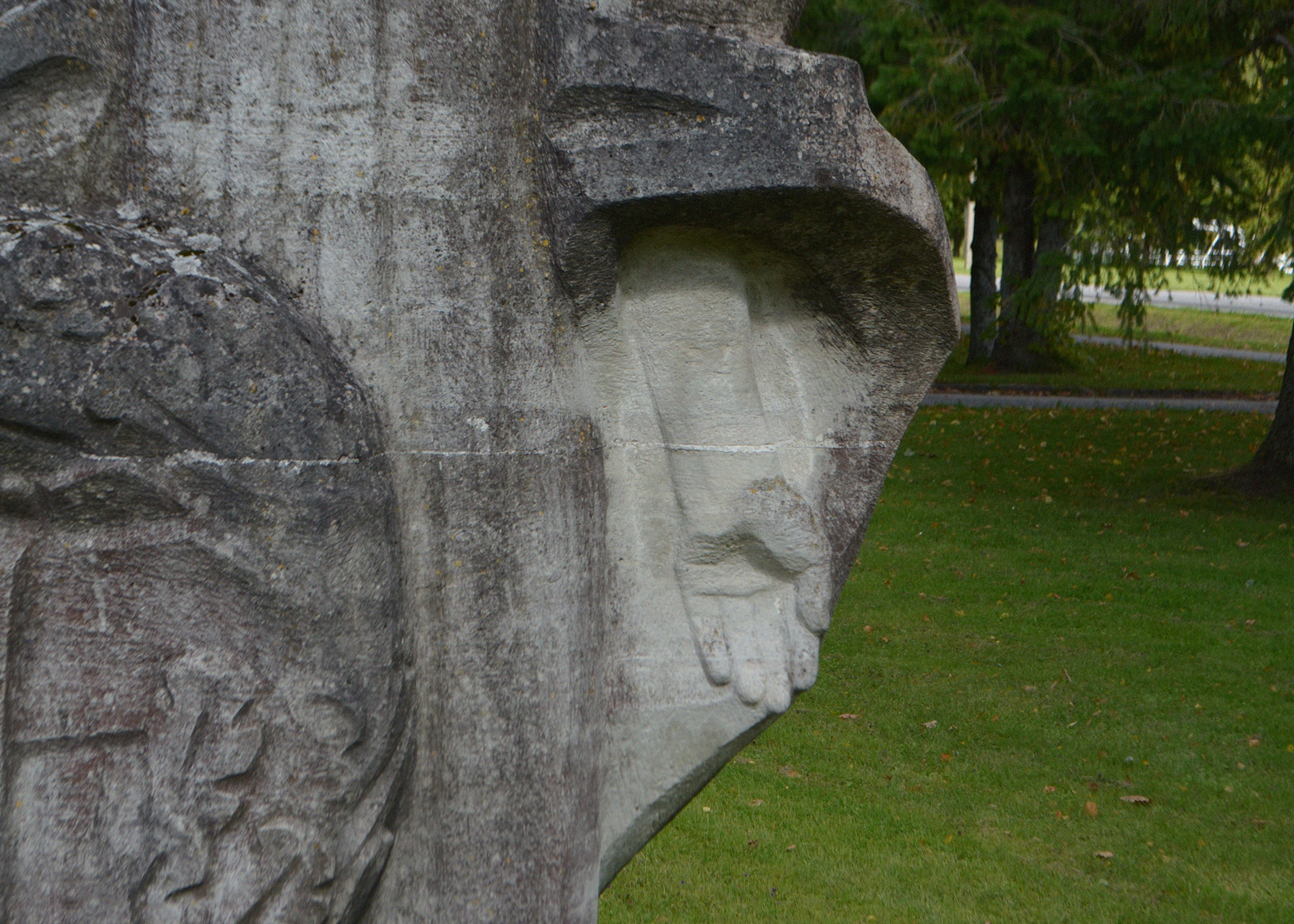 Väätsal, Järvamaal seisva monumendi Leinava Ema avatud vasak peopesa.