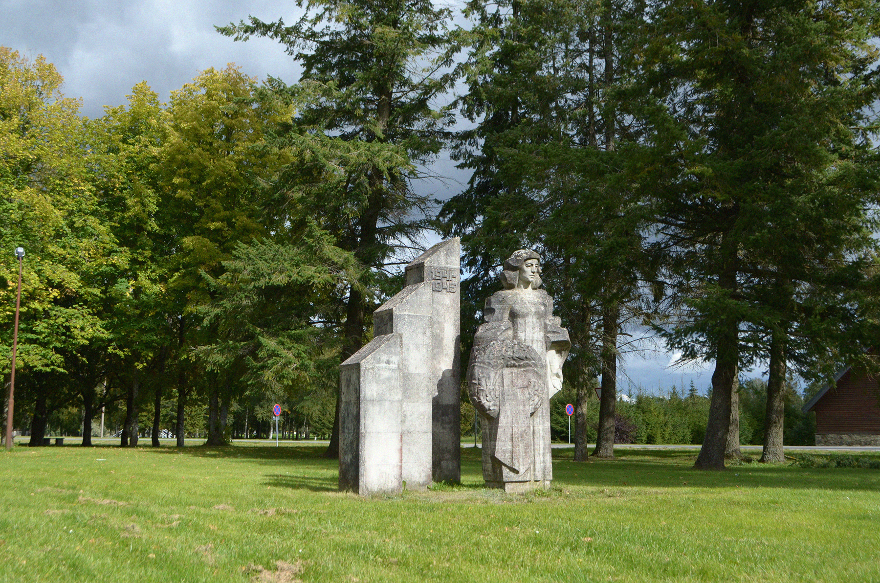 Vaade keset Järvamaal asuvat Väätsat seisvale monumendile Leinava Ema Väätsa Rahvamaja suunast.